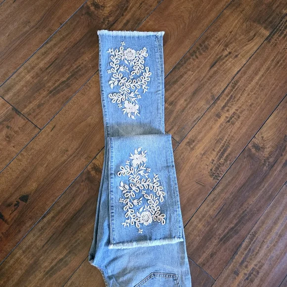 Johnny Was Samira Eyelet Cropped Baby Boot Mid Rise Jeans Embroidered Size 29 - Picture 12 of 16